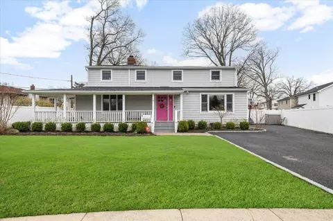 25 Pleasant Ave, Plainview, NY 11803