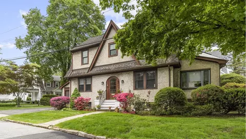 19 Glenorchy Pl, New Rochelle, NY 10804