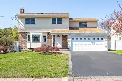 2 Joyce Ct, North Babylon, NY 11703