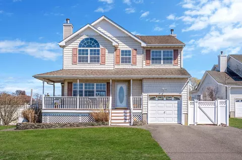 97 Grandview Dr, Shirley, NY 11967