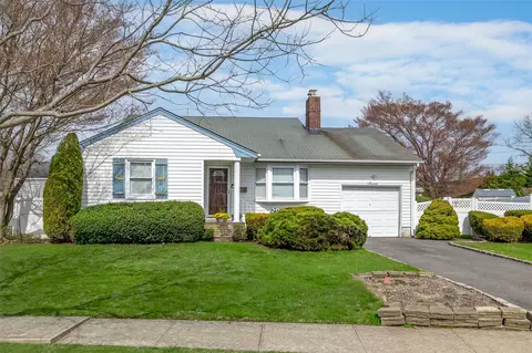 7 Gainsboro Ln, Syosset, NY 11791