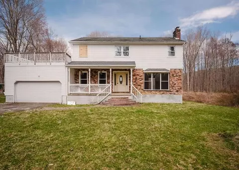 27 Nathan Hale Dr, Stormville, NY 12582