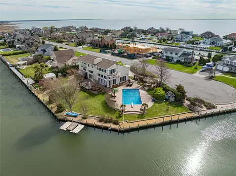 23 Sexton Dr, West Islip, NY 11795