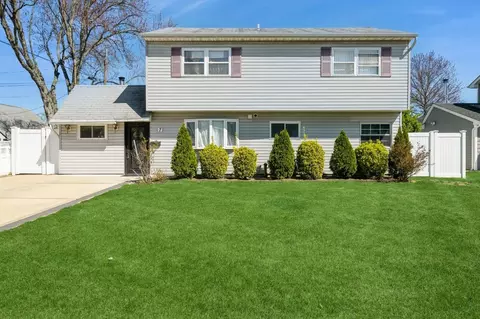 7 Bunker Ln, Hicksville, NY 11801