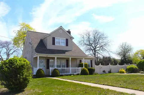104 Riviera Pkwy, Lindenhurst, NY 11757