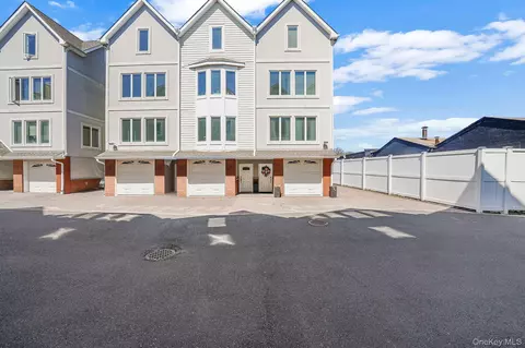 531 Ray St #10, Freeport, NY 11520