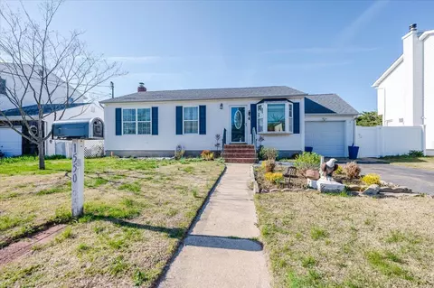 1550 6 St, West Babylon, NY 11704