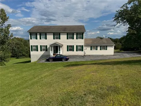 10 Ashlyn Dr, Marlboro, NY 12542
