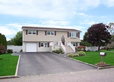2 Derry St, Brookhaven, NY 11772