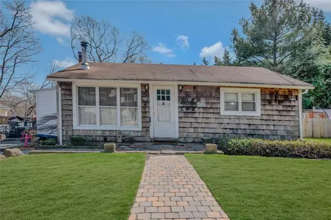 24 Garden Rd, Rocky Point, NY 11778