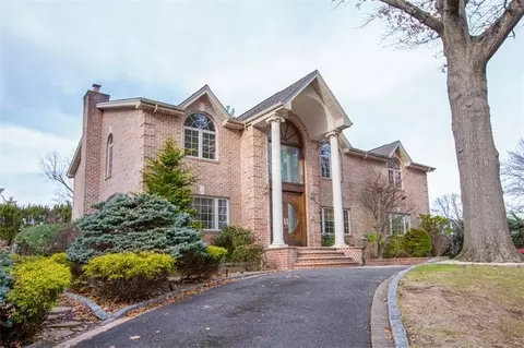 1 Jeffrey Ln, North Hempstead, NY 11020