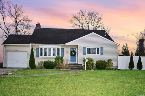 24 Southwood Ln, North Babylon, NY 11703
