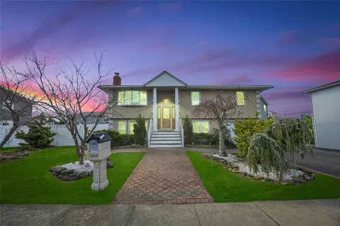 43 W Neptune Ave, Lindenhurst, NY 11757