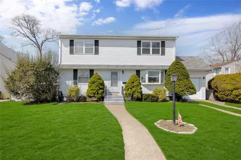 121 Sullivan Ave, Farmingdale, NY 11735