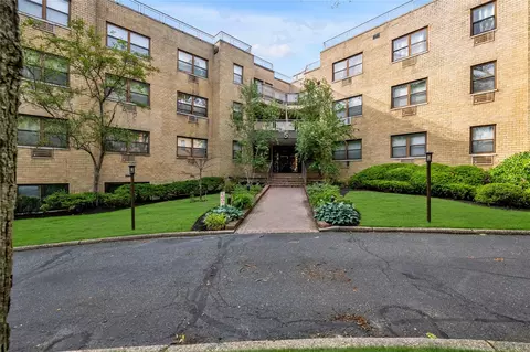 5 Schenck Ave #2F, North Hempstead, NY 11021