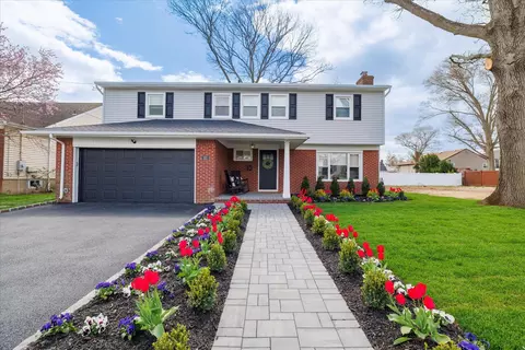 322 Dennis St, Oceanside, NY 11572