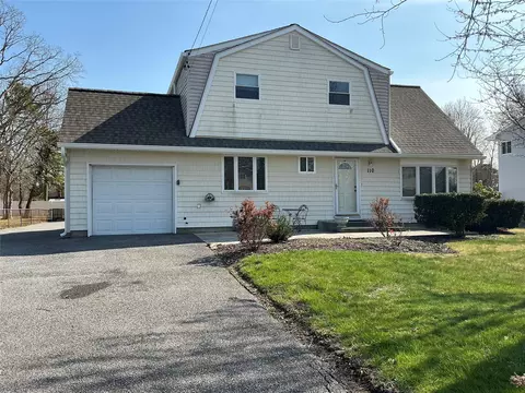 110 Peach St, Brentwood, NY 11717