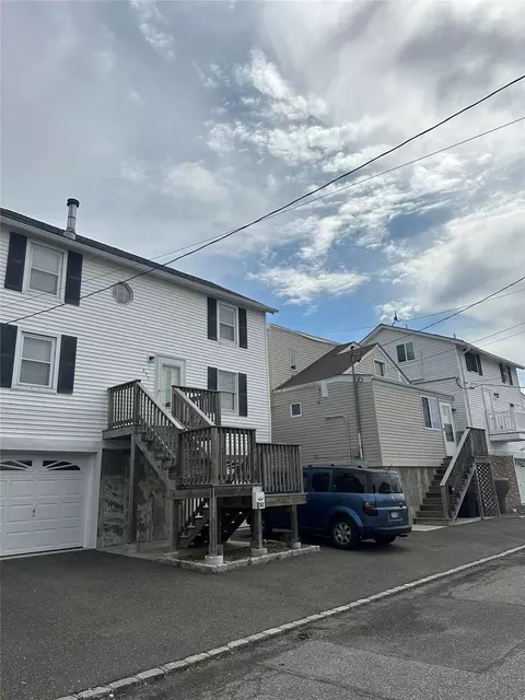864 S Walnut St, Lindenhurst, NY 11757