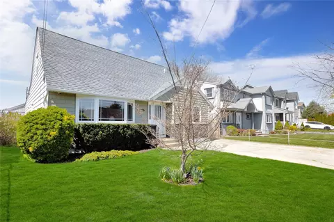 3270 Neptune Ave, Oceanside, NY 11572