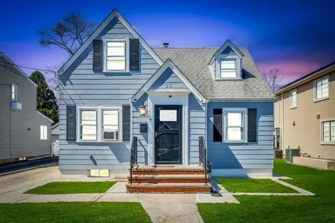 35 Grattan St, North Hempstead, NY 11040