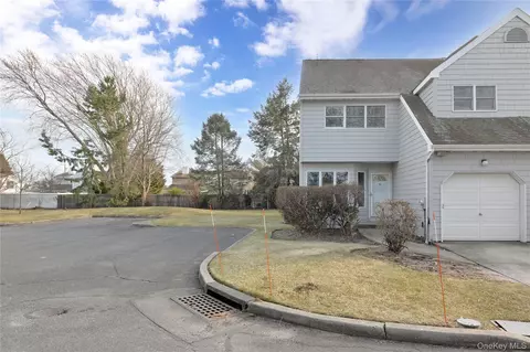 8 Beach Manor Ct, West Islip, NY 11795