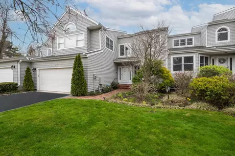 26 Beechwood Ct, Glen Cove, NY 11542