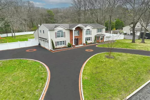 3 Sleepy Ln, Melville, NY 11747