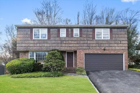 16 Reyna Ln, New Rochelle, NY 10804