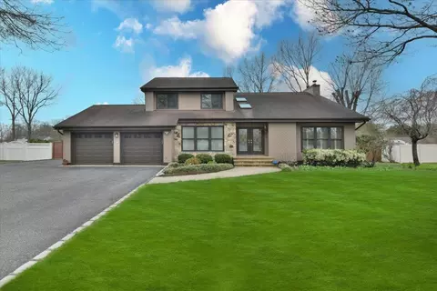 14 Bishop Ln, Holbrook, NY 11741