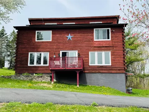 12 Wyms Heights Dr, Marlboro, NY 12542
