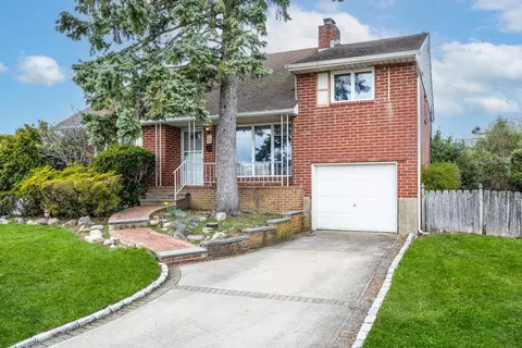 4 Lewis Ct, Massapequa, NY 11758