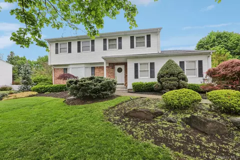 17 Oriole Rd, Clarkstown, NY 10956