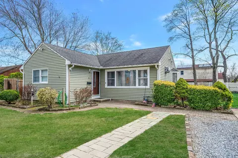 54 E Maple St, Central Islip, NY 11722