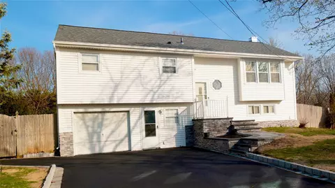 27 Campo Ave, Selden, NY 11784