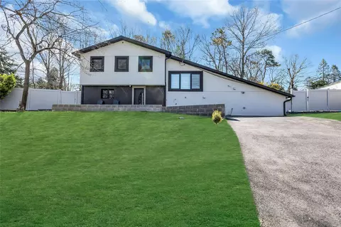 37 Carldon Ln, Hauppauge, NY 11788