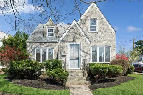 230 Roslyn Rd, Mineola, NY 11501