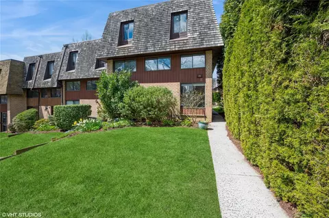 26 The Hamlet, Pelham, NY 10803