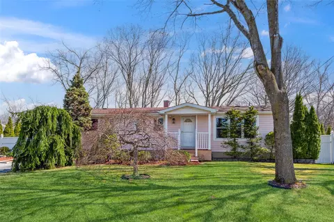 3 Longhorn Ln, Setauket, NY 11733