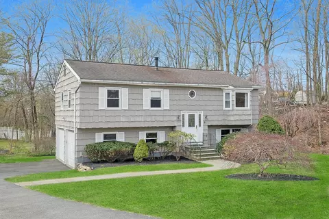 8 Douglas Dr, Mount Pleasant, NY 10570