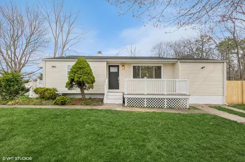 277 Louise Ave, Patchogue, NY 11772