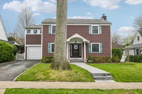 8 Beech St, Garden City, NY 11530
