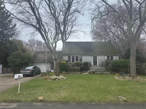 90 Birch St, Islip, NY 11751