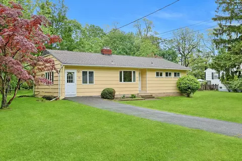 120 Locust Dr, Clarkstown, NY 10960