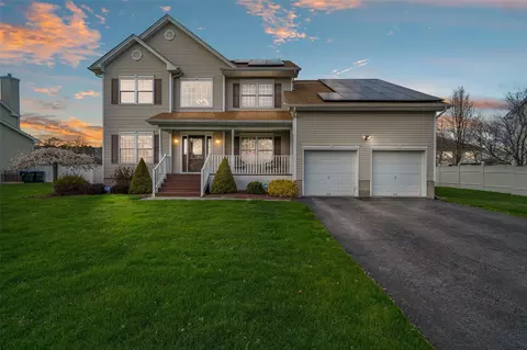 2044 Independence Dr, New Windsor, NY 12553