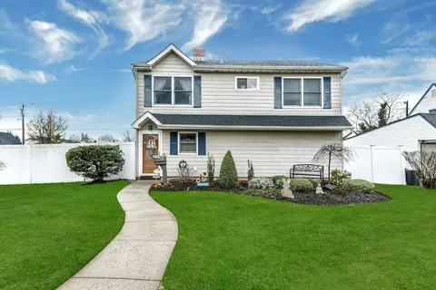 88 Sunrise Ln, Levittown, NY 11756