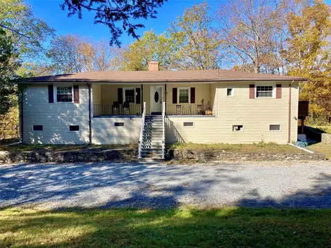 86 Quarfelt Rd, Clinton Corners, NY 12514