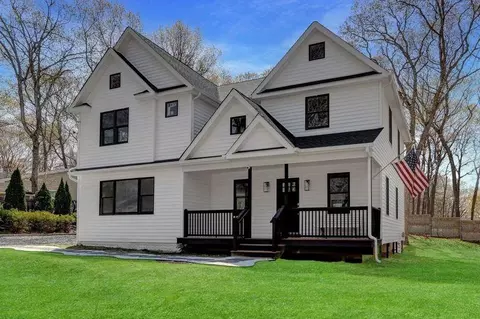 12 Syosset Rd, Sound Beach, NY 11789