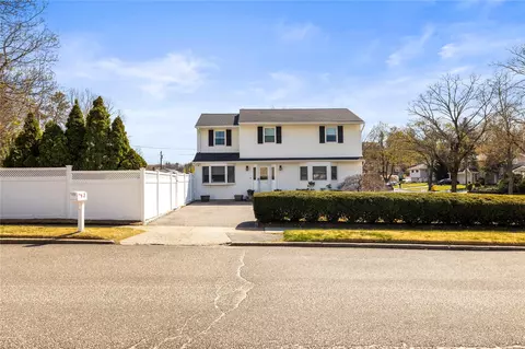 3 Glacier Dr, Smithtown, NY 11787