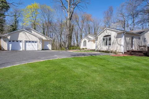 1 Carnegie Ave # A, Cold Spring Harbor, NY 11724