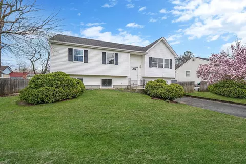 55 Woodycrest Ave, Farmingville, NY 11738